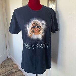 Taylor Swift 1989 World Tour Tee Size Medium Golden Soft Style Ring Spun Neat!